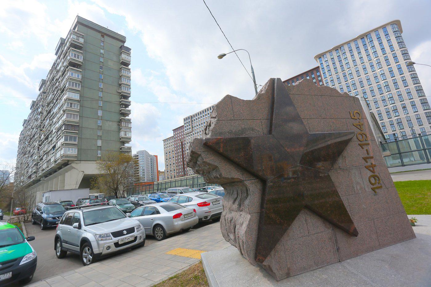 Три года назад возле дома установили памятный знак, посвящённый 18-й дивизии Московского народного ополчения.
