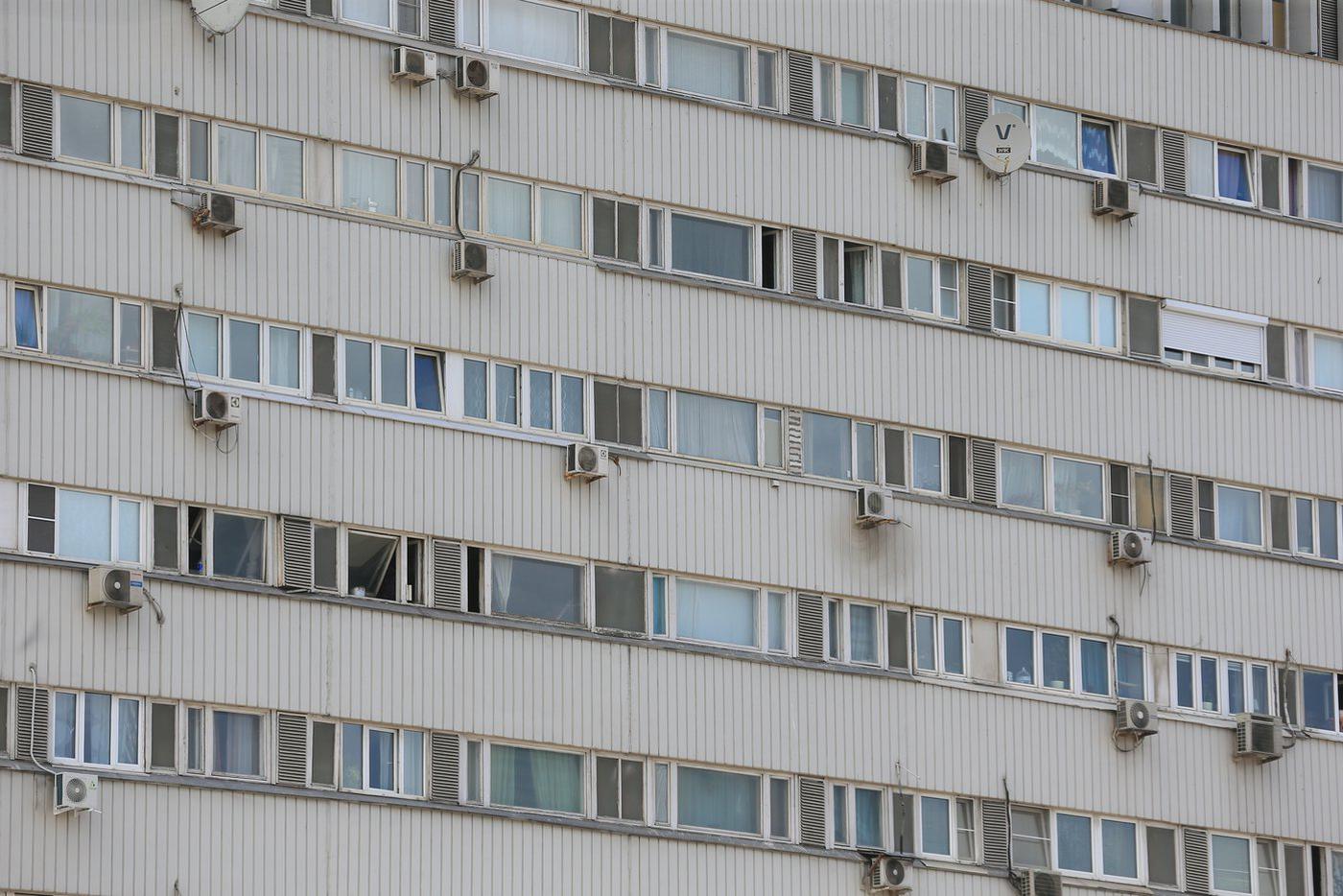 Кондиционеры портят и без того не самый привлекательный фасад.