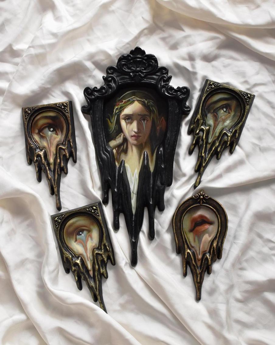 Необычный дизайн делает картины загадочными.