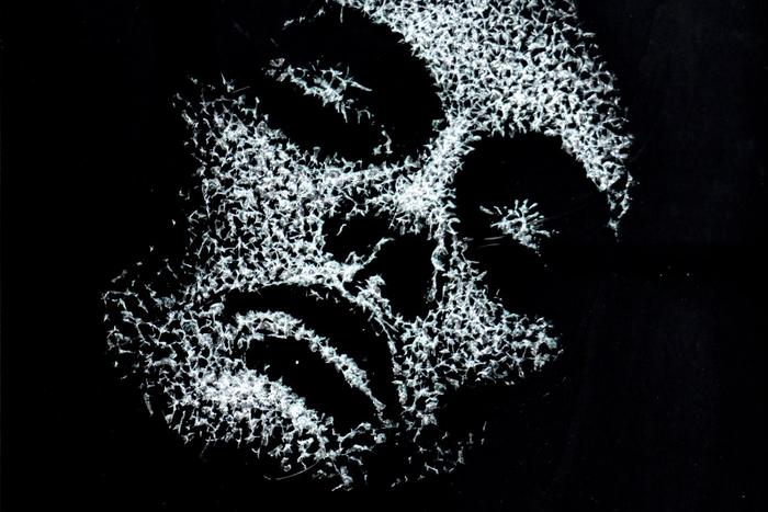 Художник разбивает зеркала, чтобы создавать из них уникальные картины