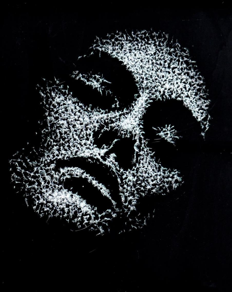 Художник разбивает зеркала, чтобы создавать из них уникальные картины