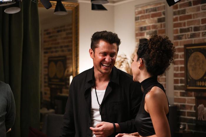 Прилучный и Брутян сыграли шумных соседей в новой комедии "Неприличные гости"