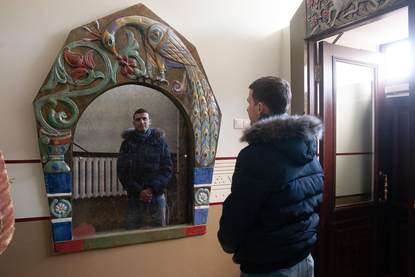 Попадая в подъезд, вы сразу видите гигантское зеркало, обрамление которого выполнено в технике майолики.