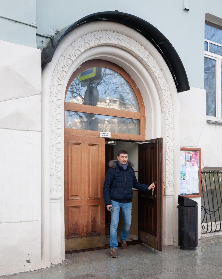 Вход в подъезд тоже богато декорирован.