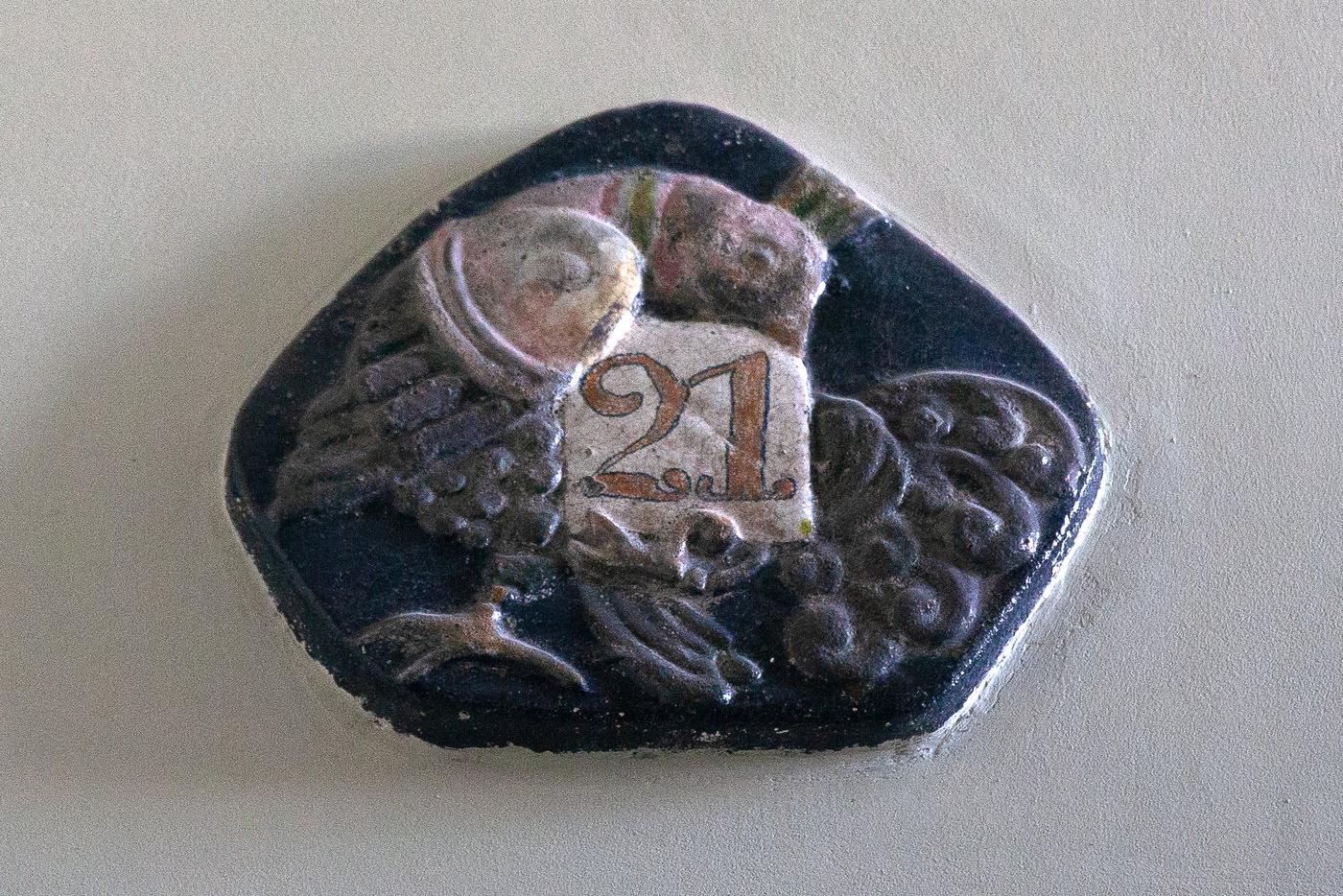 Над входной дверью в каждую квартиру и сегодня "живут" волшебные птицы.