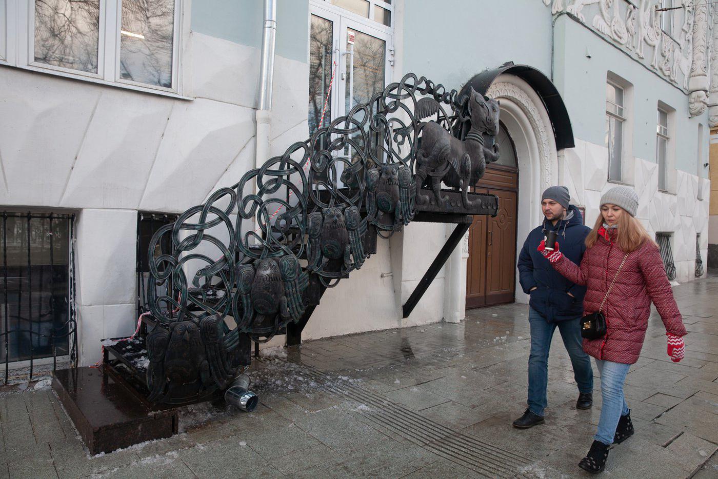 Тот самый новодел – лестница с котом.