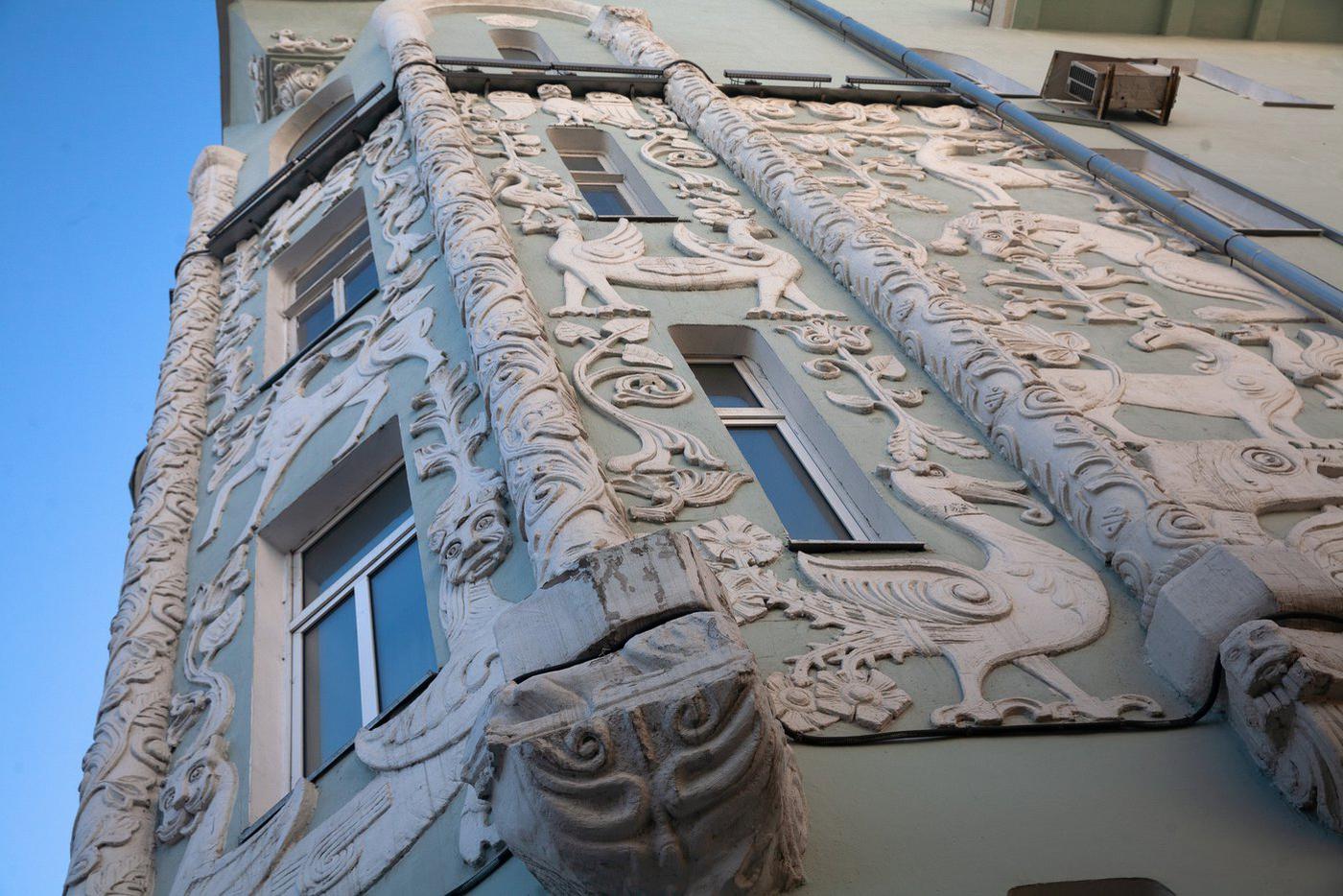 Барельефы выполнены в стиле модерн.
