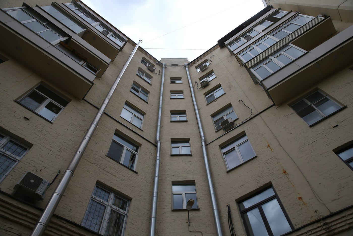 Со двора дом выглядит не столь торжественно.