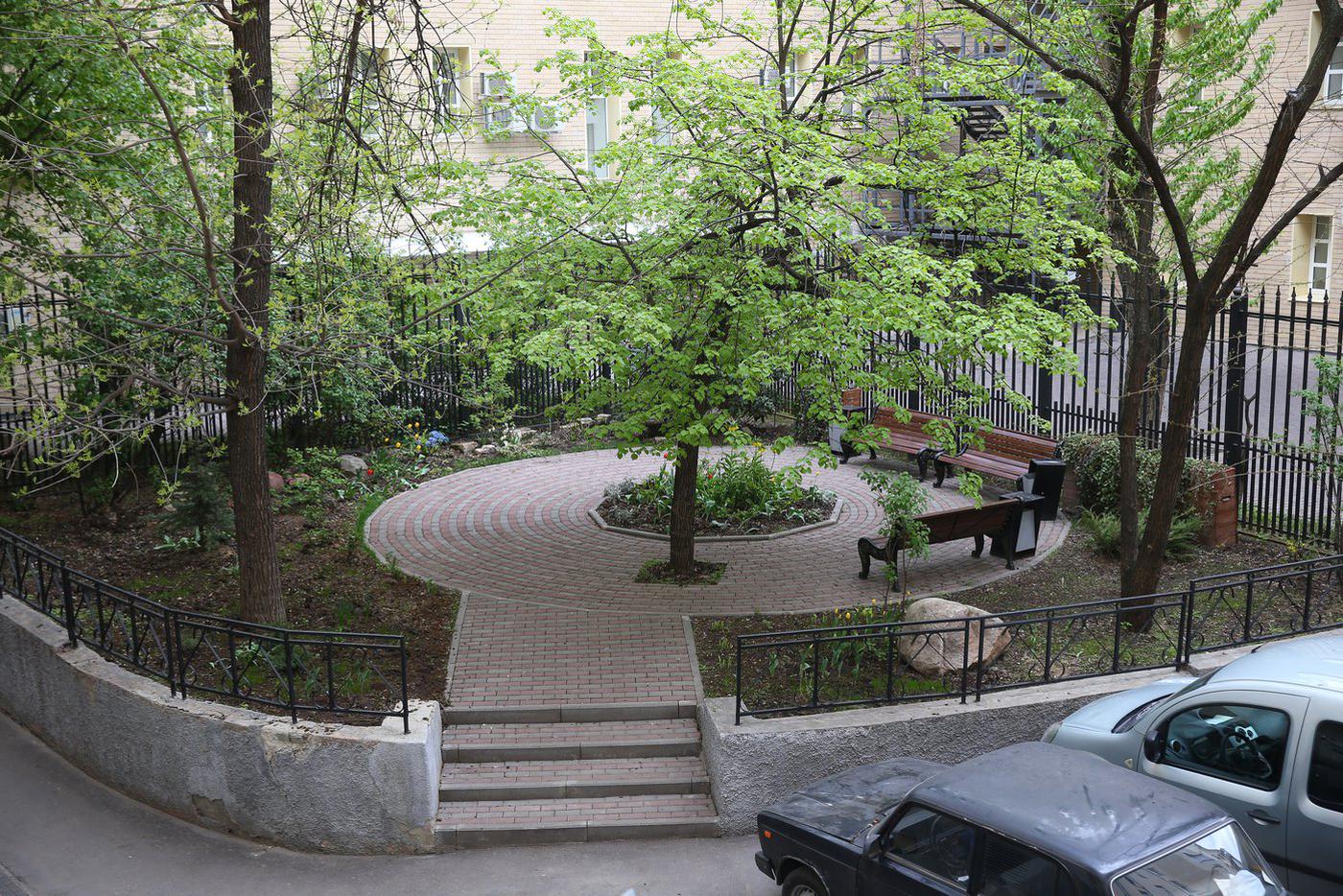 Садик с цветами во дворе.