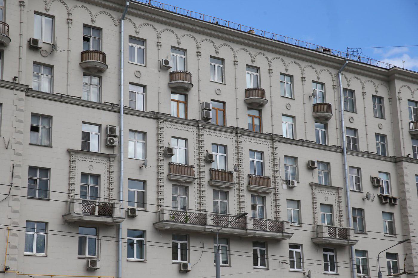 Здесь вдоль фасада раньше были "выложены" пингвины