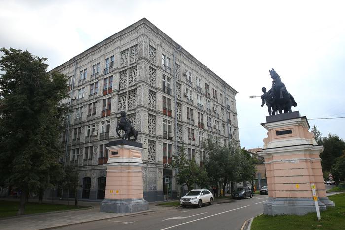 Его называют "Ажурный дом" и "Дом-аккордеон": здесь жили Константин Симонов и Валентина Серова