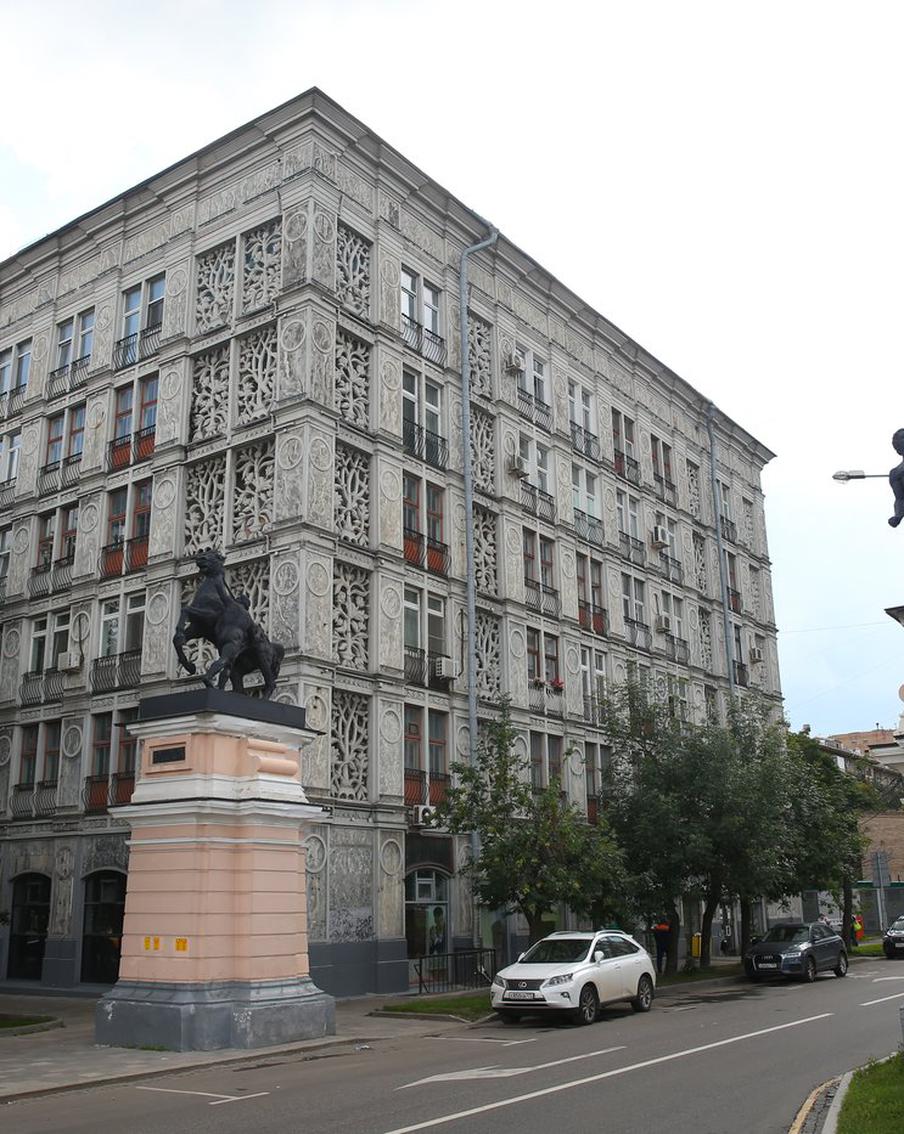 Его называют "Ажурный дом" и "Дом-аккордеон": здесь жили Константин Симонов и Валентина Серова