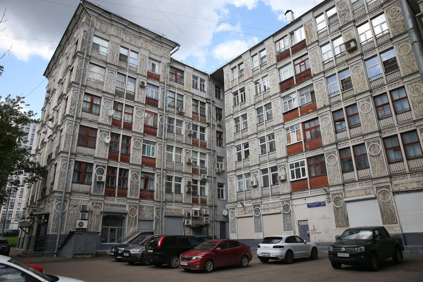 Вид на здание со двора.