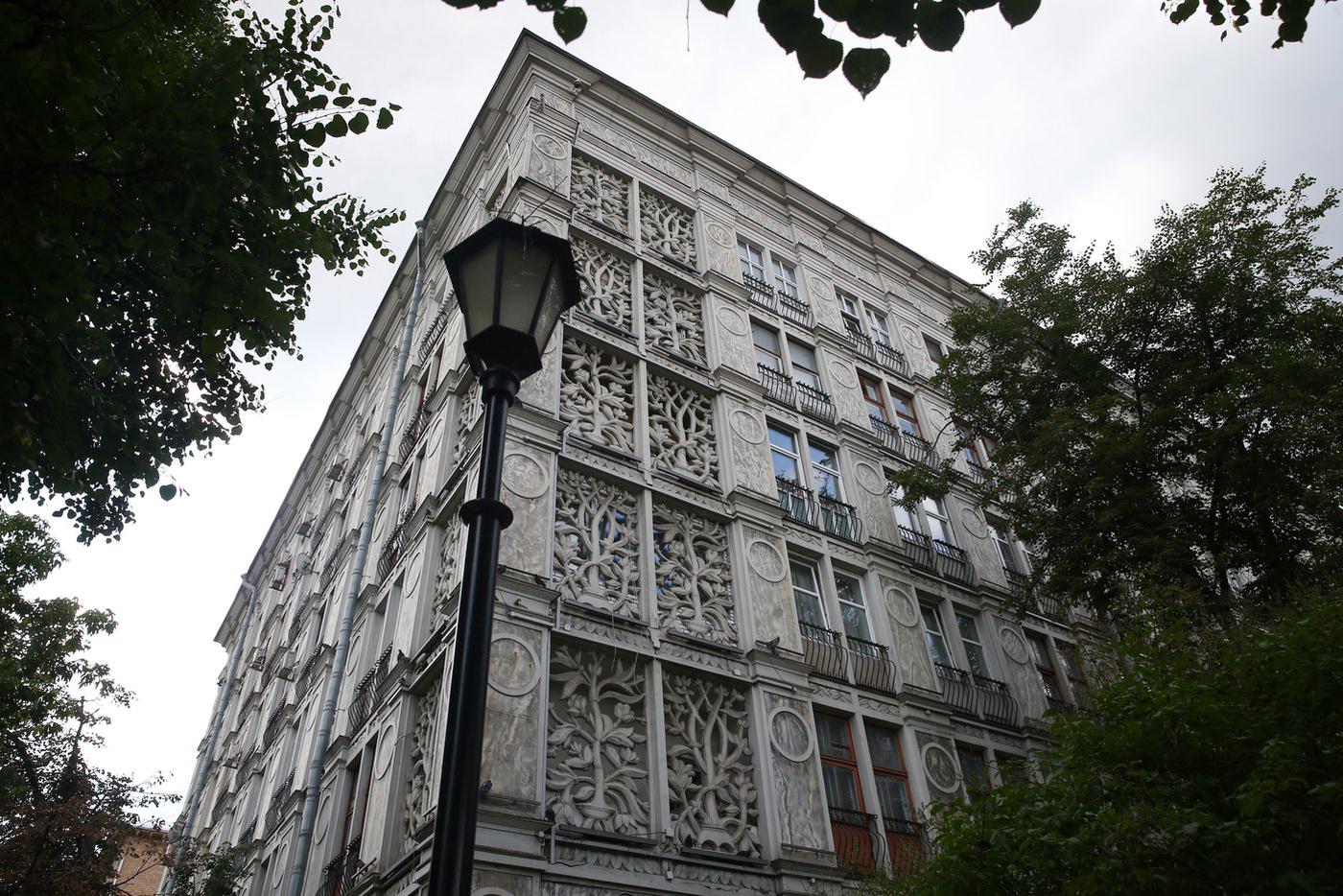 Дом имеет П-образную форму.