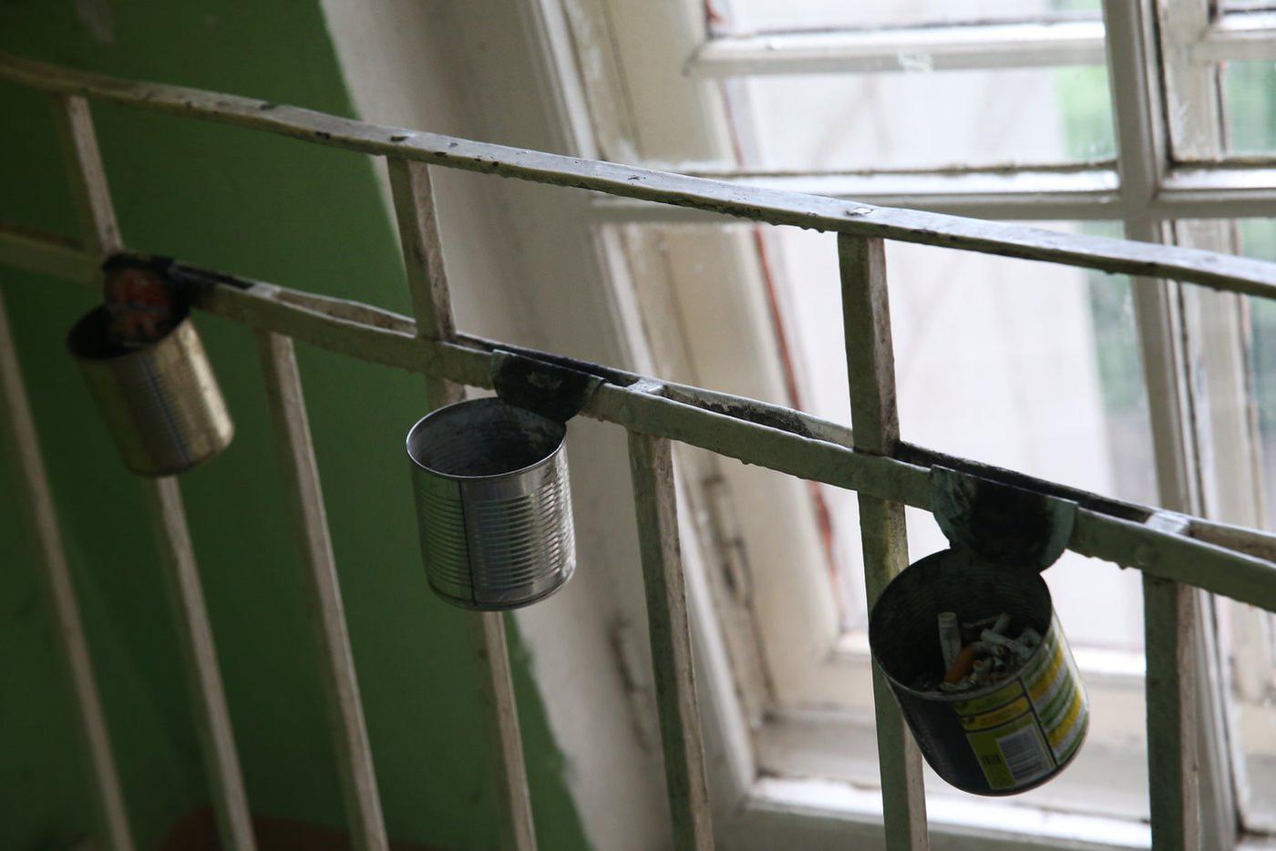 Самодельные пепельницы в подъезде.