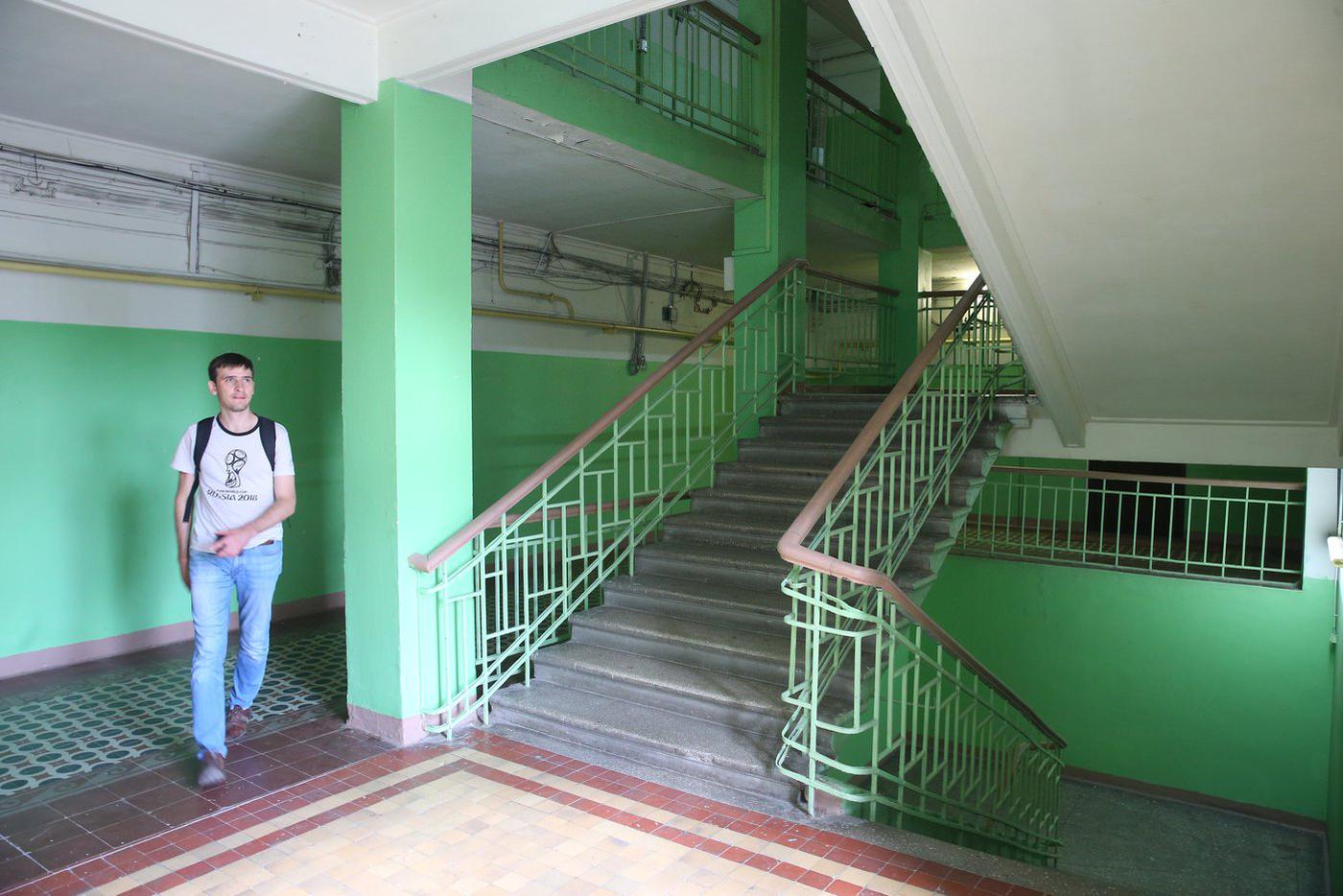 Внутри дома очень просторно.