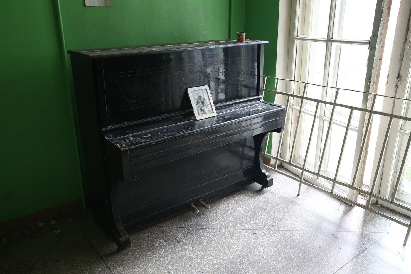 Пианино на одном из этажей.