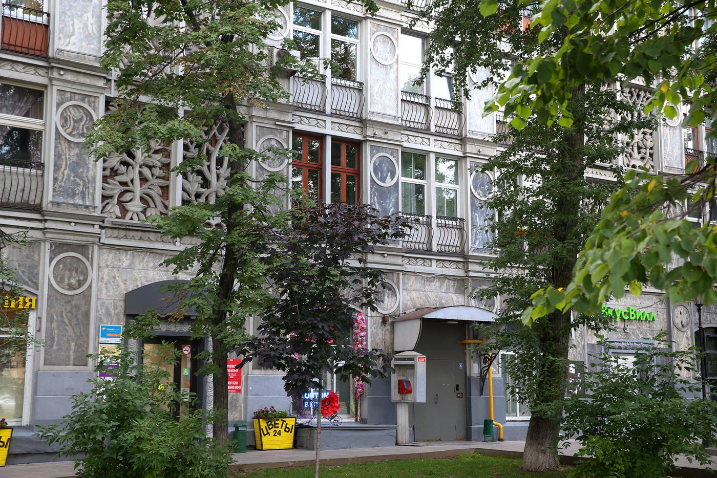 Вид на дом из небольшого сквера со стороны Ленинградки.