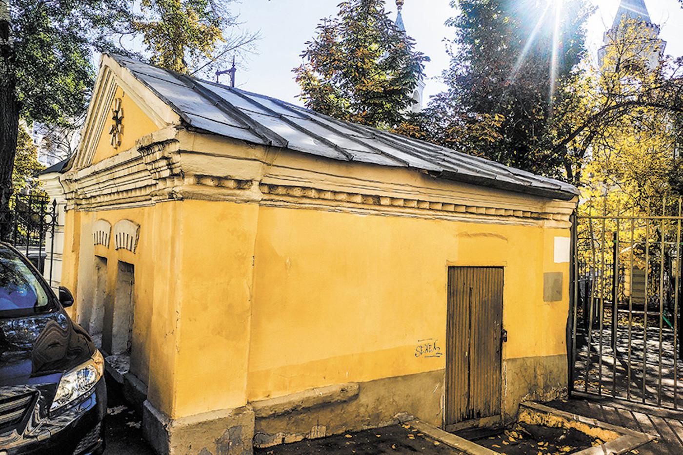 Бывшая дворницкая рядом с домом использовалась как голубятня. Несколько лет назад голубятник умер, его питомцев увезли, и теперь помещение пустует.