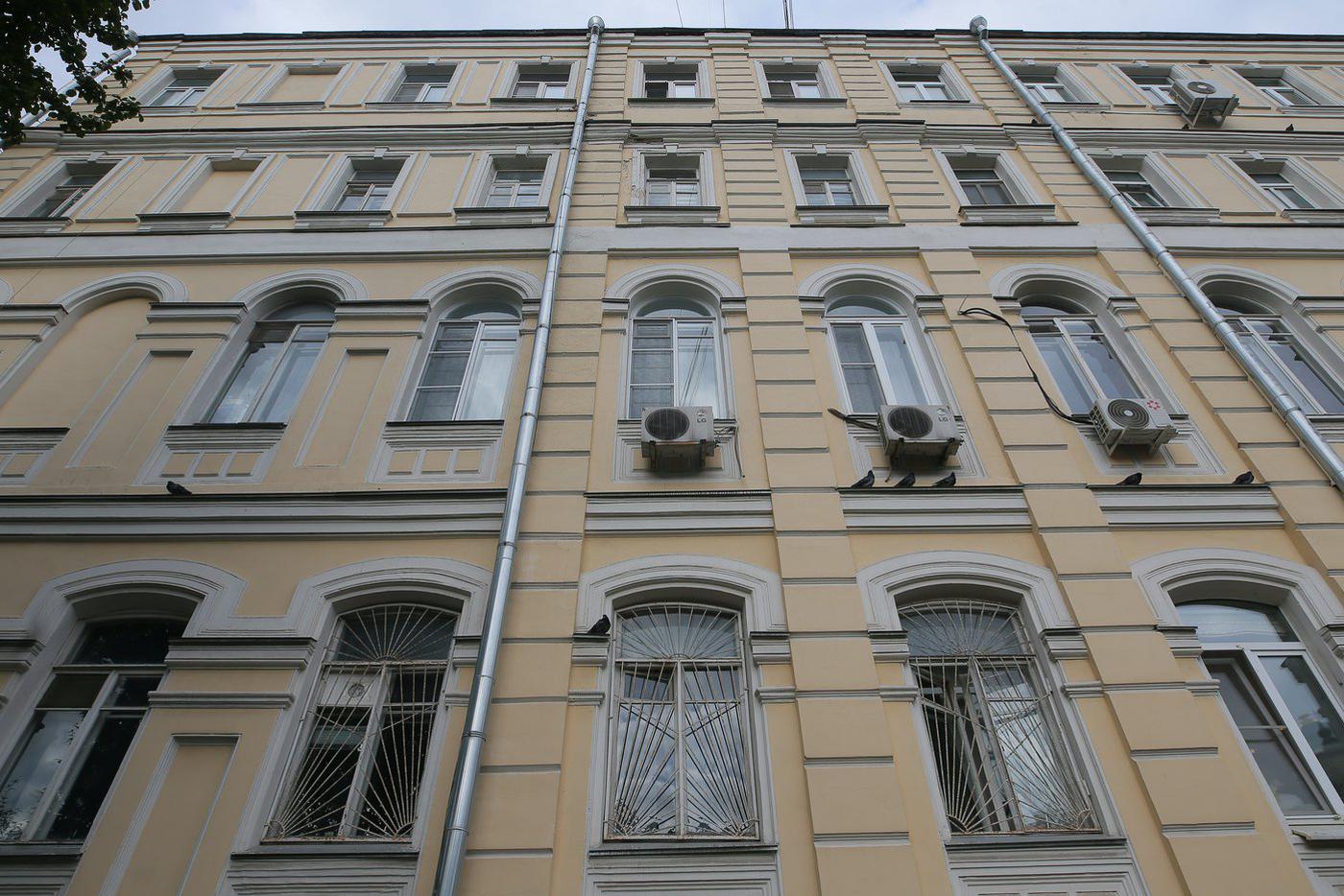 Кондиционеры, безусловно, портят вид на фасад.