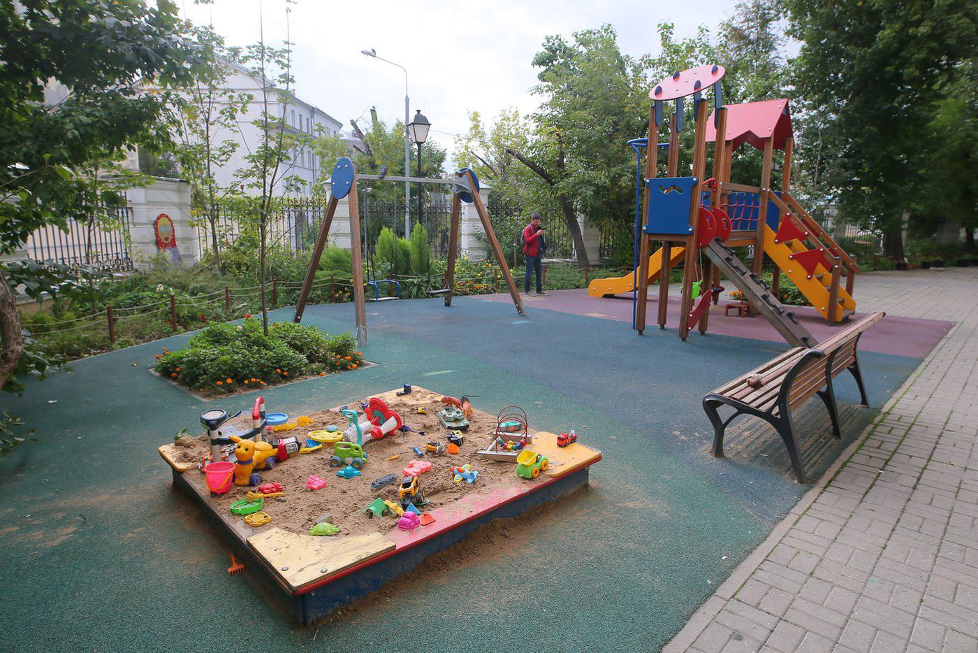 Уютный сквер с детской площадкой под окнами дома.