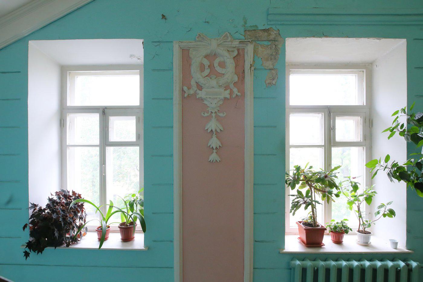 Окна и лепнина первого подъезда.