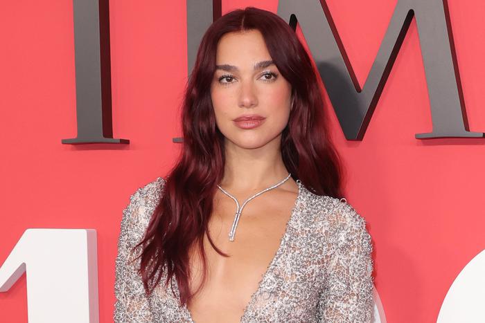 Тысяча часов работы и 45 тысяч деталей ушло на платье Дуа Липы: что происходило в мире моды и красоты на этой неделе