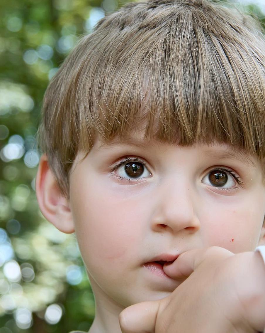 Если ребёнок начал грызть ногти, стоит разобраться, зачем он это делает