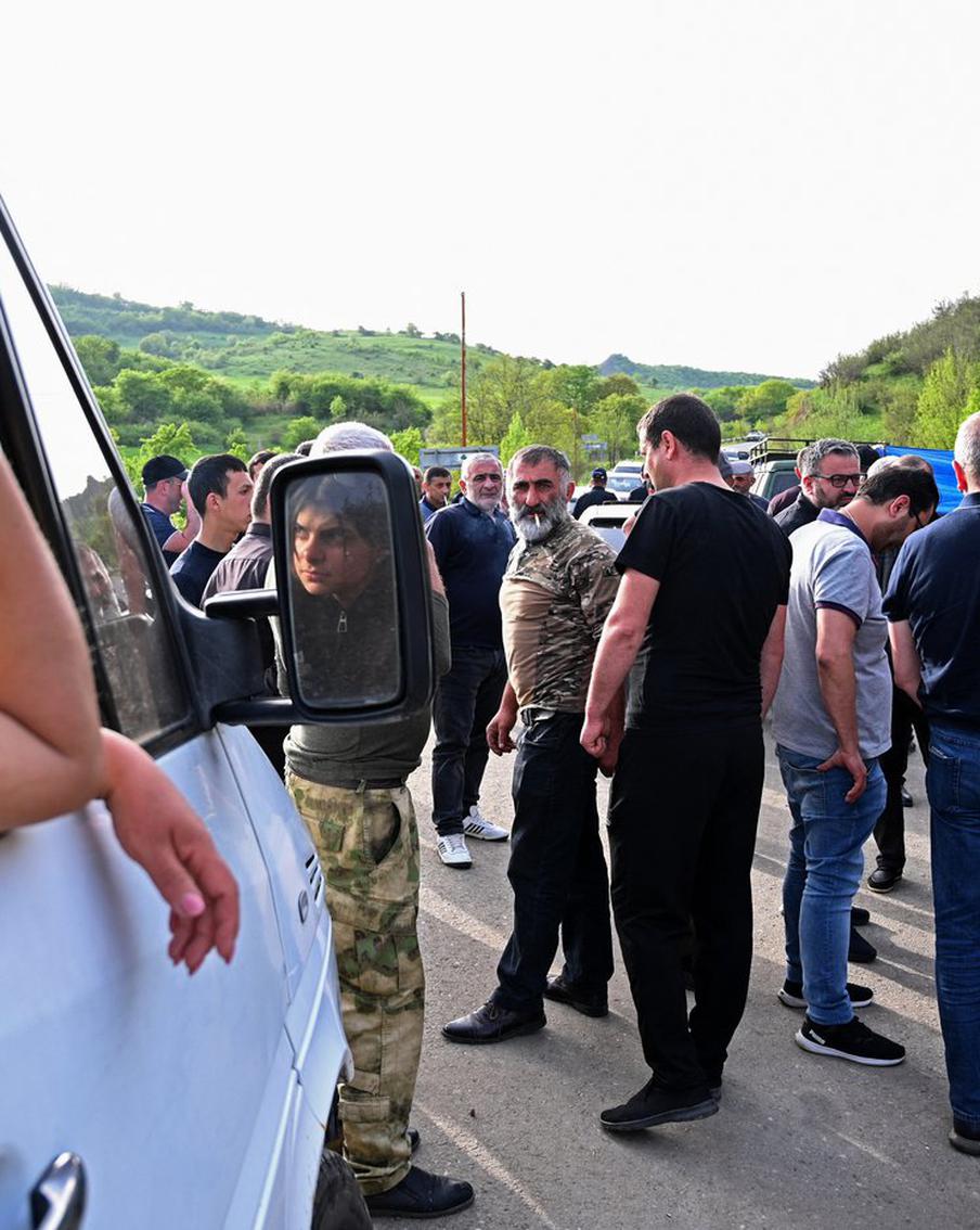 Армения охвачена протестами из-за сёл, отданных Азербайджану. Что грозит Пашиняну?