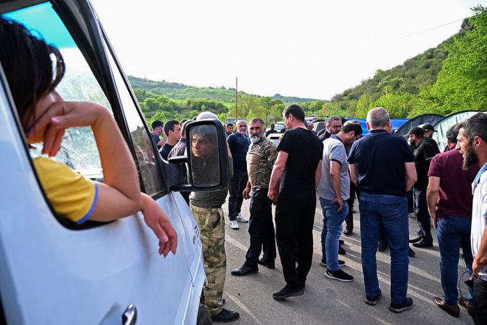 Армения охвачена протестами из-за сёл, отданных Азербайджану. Что грозит Пашиняну?