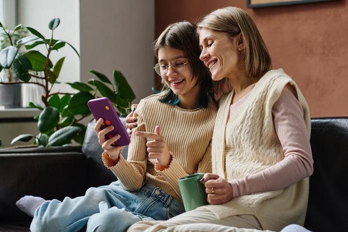 Обучать детей бытовым навыкам надо в зависимости от их возраста и пола