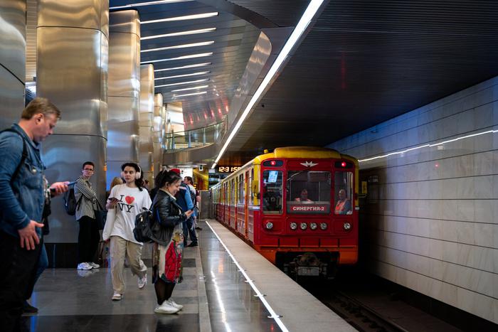 Мотовозы, промывочные машины и "Синергия": какая техника поддерживает работу метро