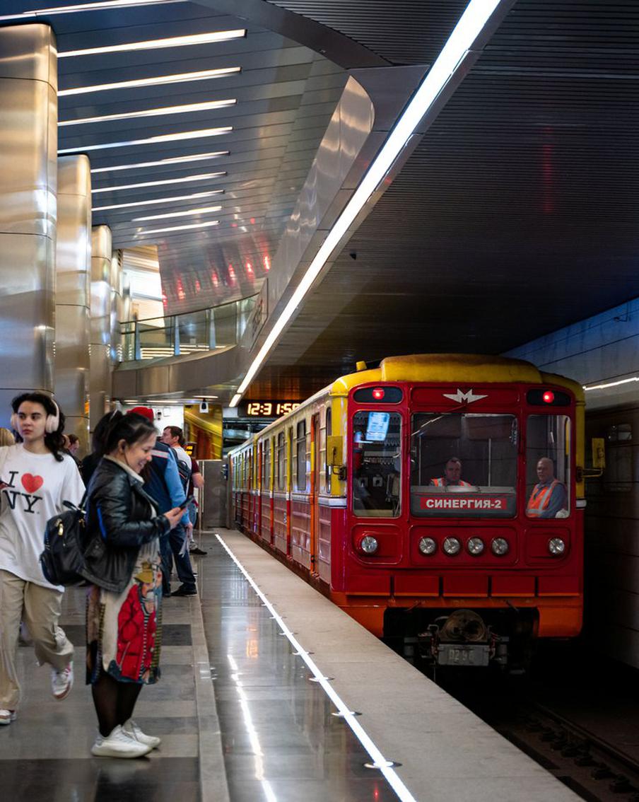 Мотовозы, промывочные машины и "Синергия": какая техника поддерживает работу метро