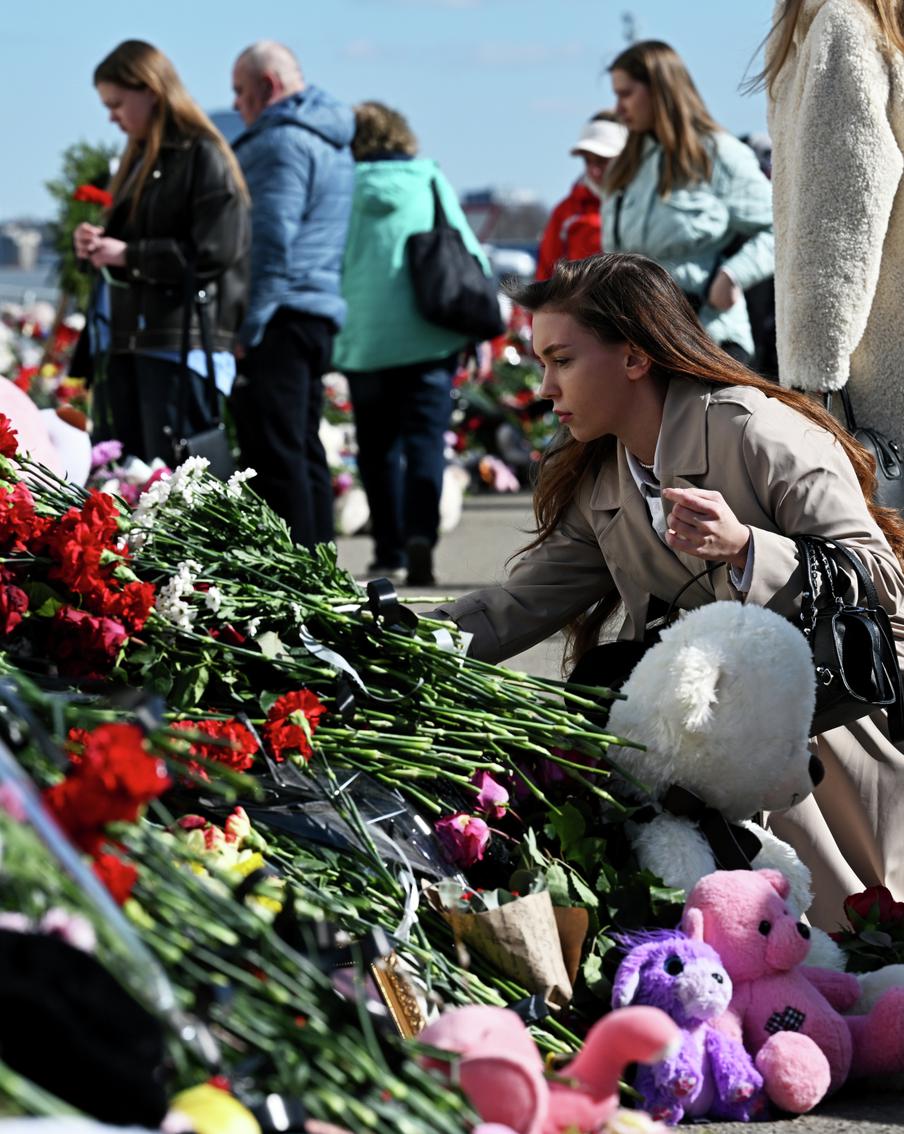 Люди собираются на панихиду у мемориала на месте трагедии в "Крокусе"