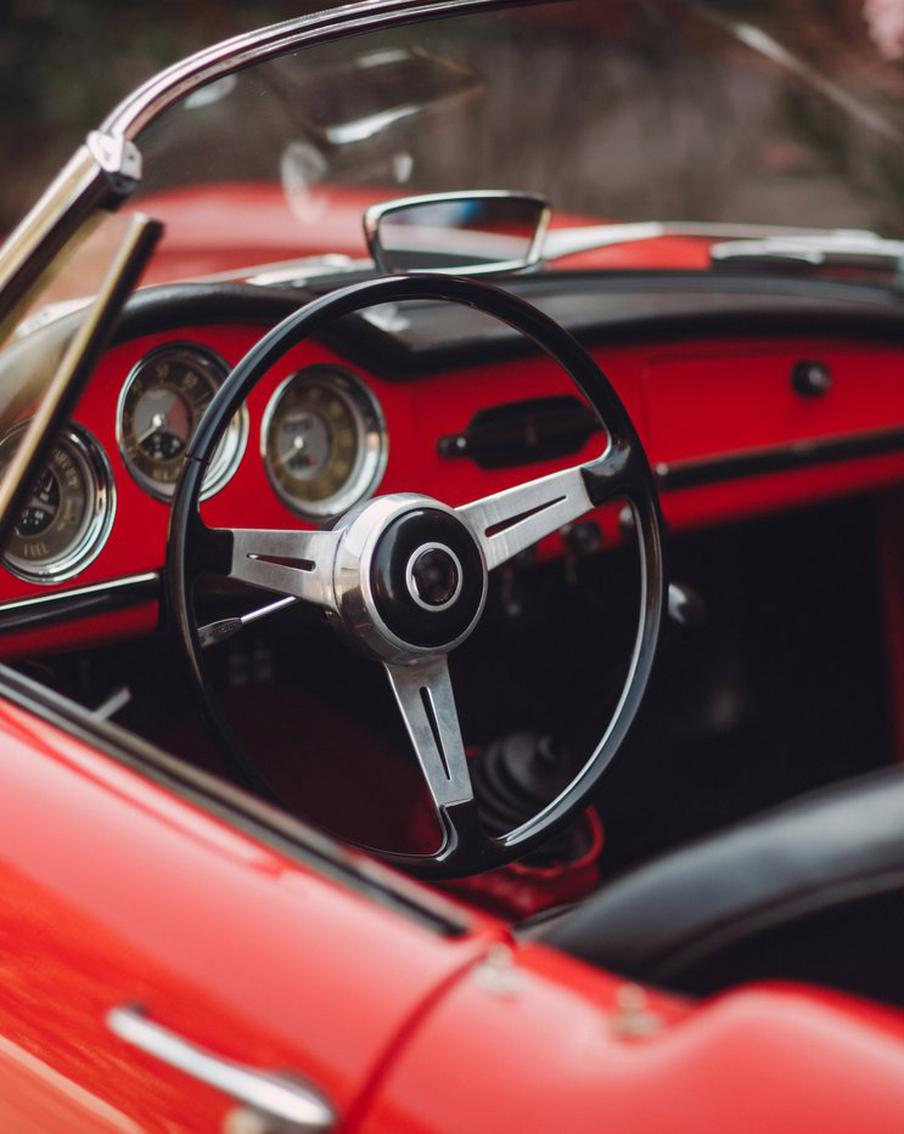 В Дептрансе назвали число люксовых авто, которые оставляли на газонах в 2023 году