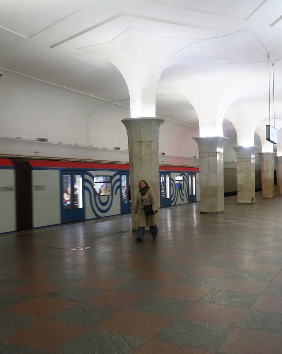 К каким решениям прибегали архитекторы в метро и где под землёй искать двойную тень