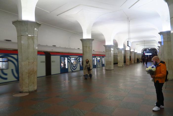 К каким решениям прибегали архитекторы в метро и где под землёй искать двойную тень