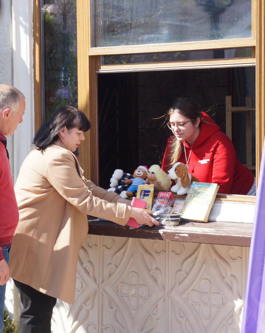 К домикам добра москвичи приносят одежду, сладости и детские рисунки