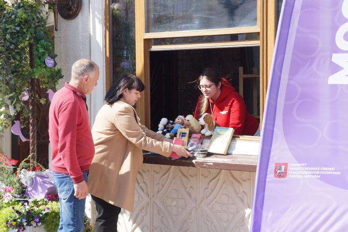 К домикам добра москвичи приносят одежду, сладости и детские рисунки