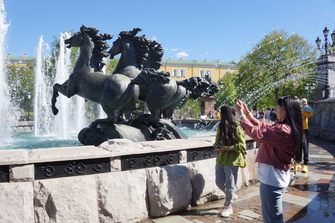 Фонтанный комплекс на Манежной площади включает в себя 12 фонтанов