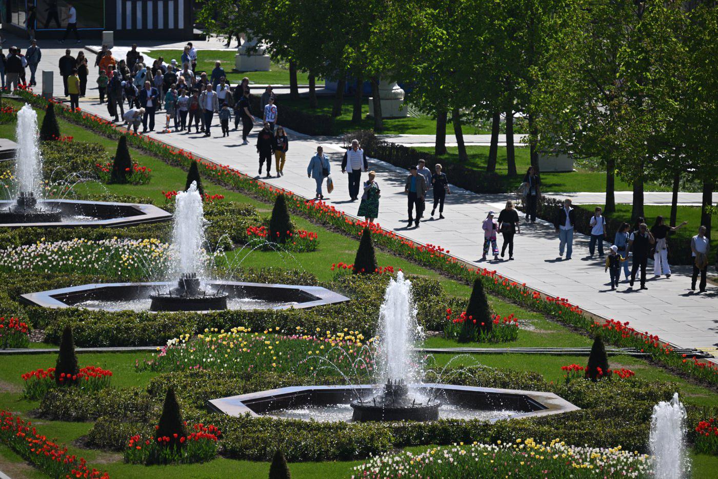 Между аркой Главного входа ВДНХ и павильоном № 1 «Центральный» расположены 14 фонтанов (по 7 с каждой стороны)