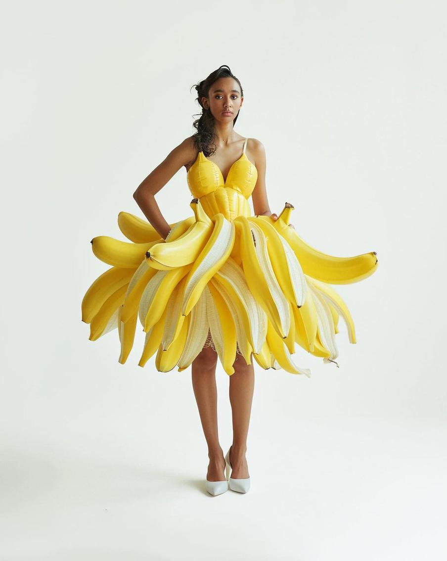 Платье из бананов-гигантов.