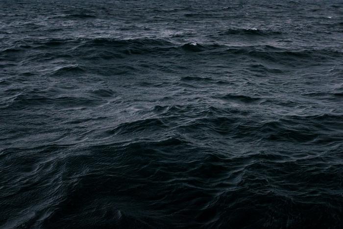 В Крыму продолжают искать военных, унесённых в море на лодке