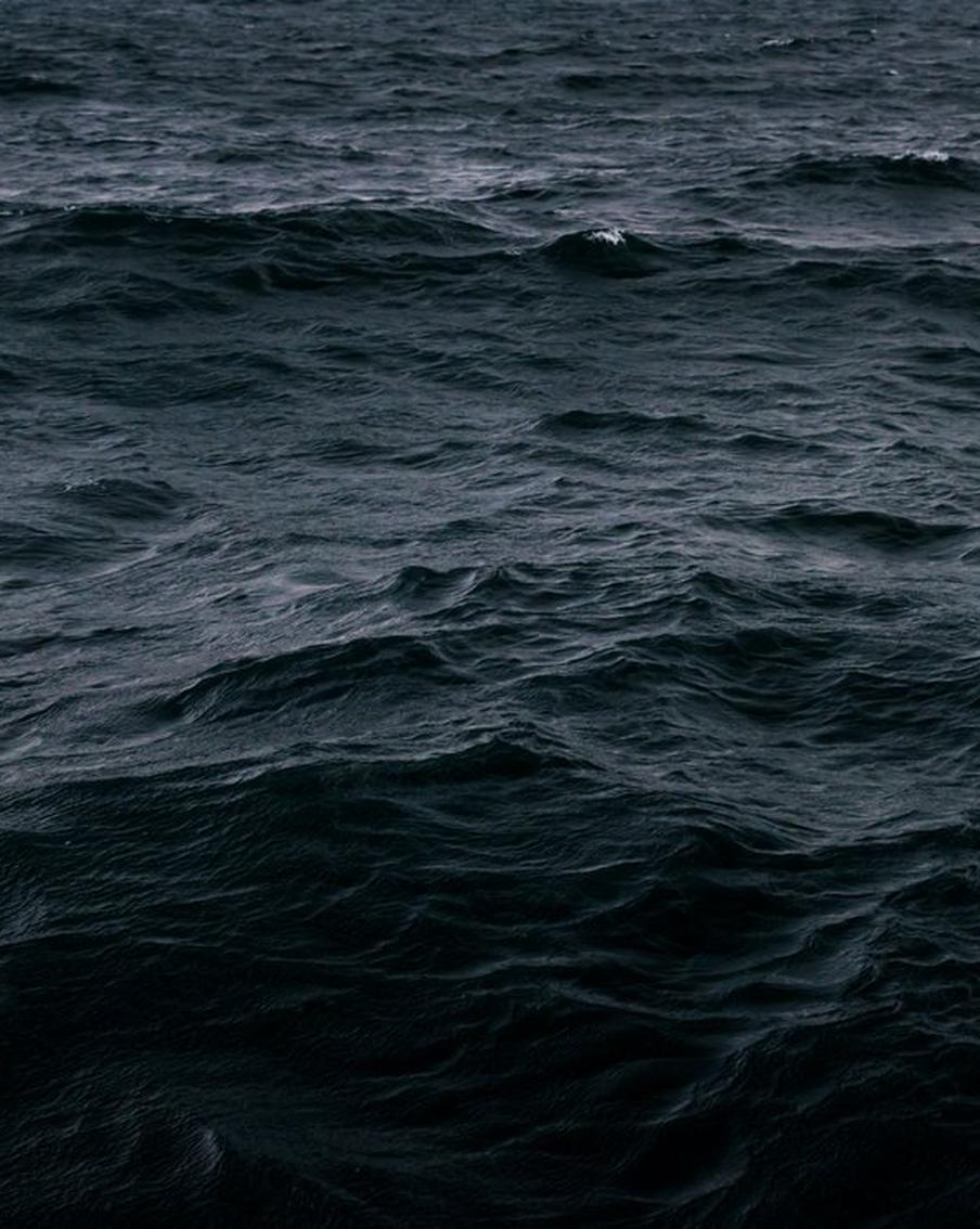 В Крыму продолжают искать военных, унесённых в море на лодке