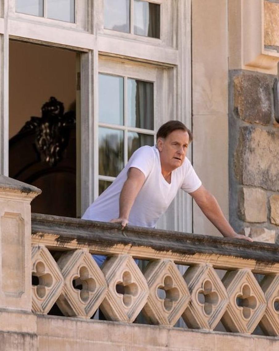 В Сети вышел сериал "Мужчина в полный рост". Его главный герой – магнат из Атланты, которому грозит банкротство