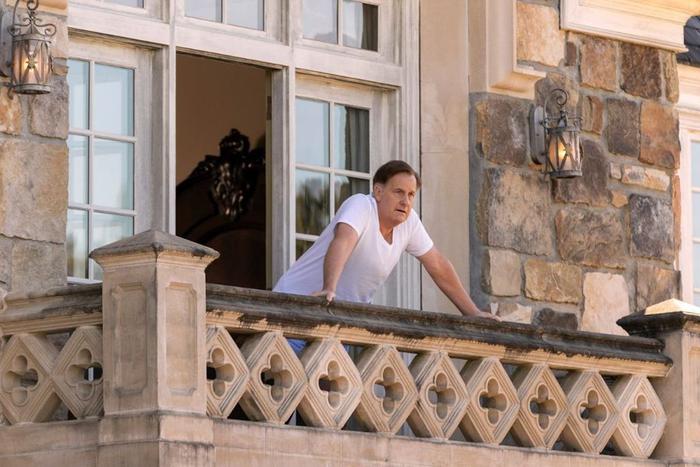 В Сети вышел сериал "Мужчина в полный рост". Его главный герой – магнат из Атланты, которому грозит банкротство