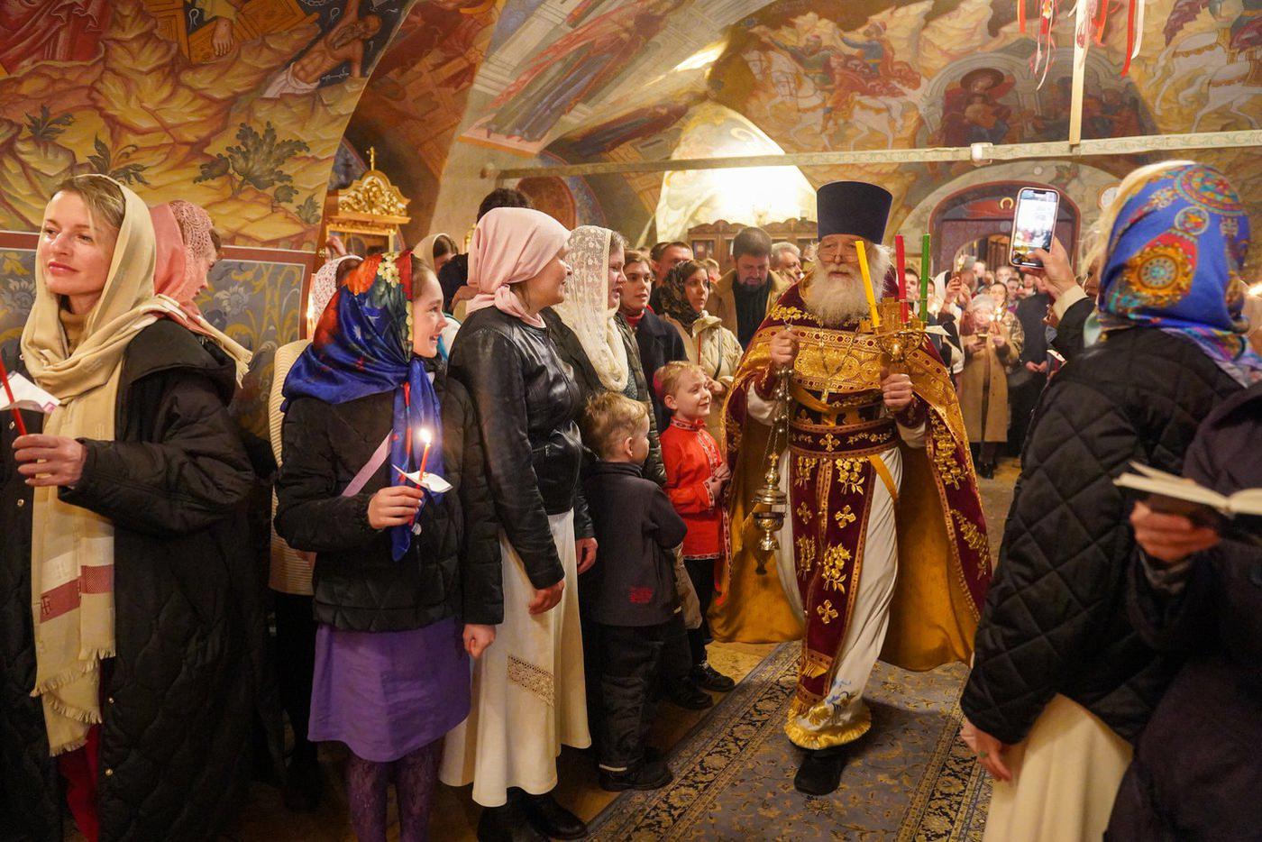 Пасхальное богослужение и крестный ход в Успенском храме в Путинках.