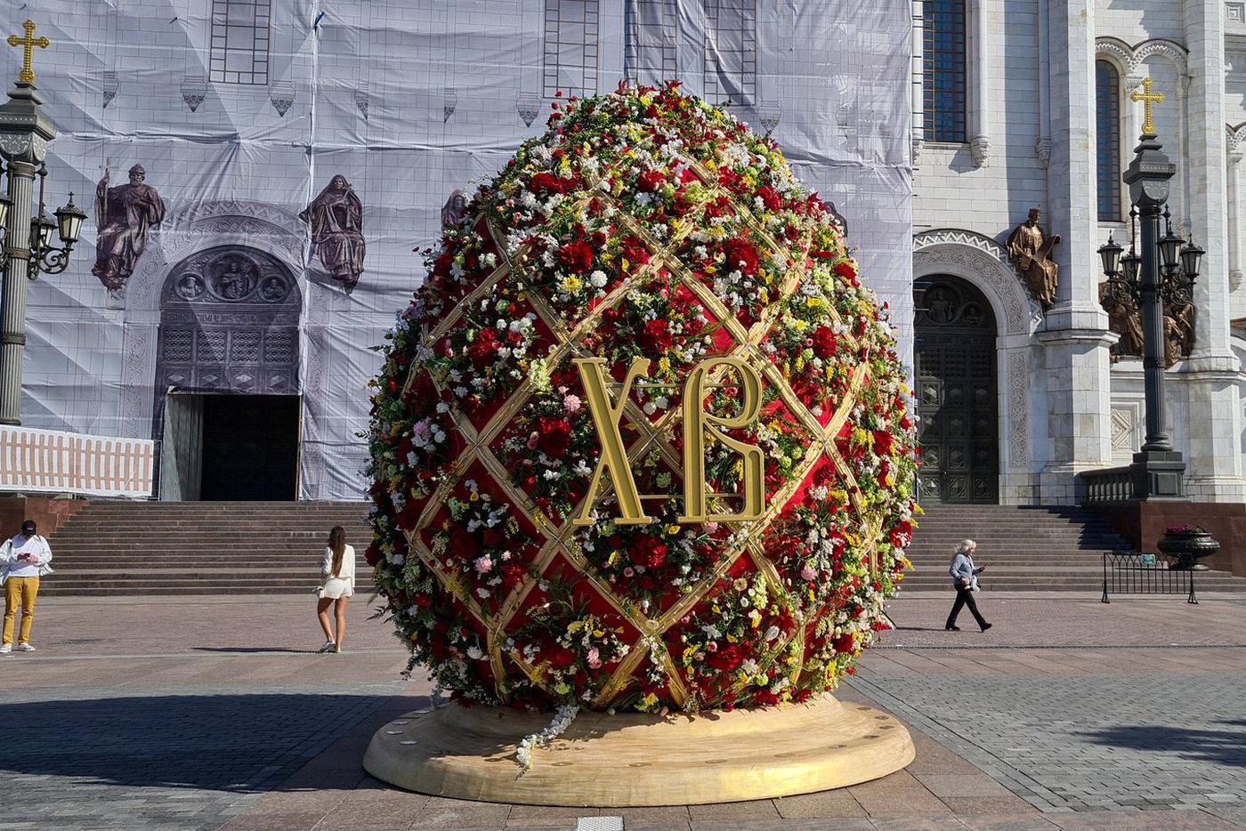 У храма Христа Спасителя установили пятиметровое пасхальное яйцо: как Москва подготовилась к празднику Светлой Пасхи