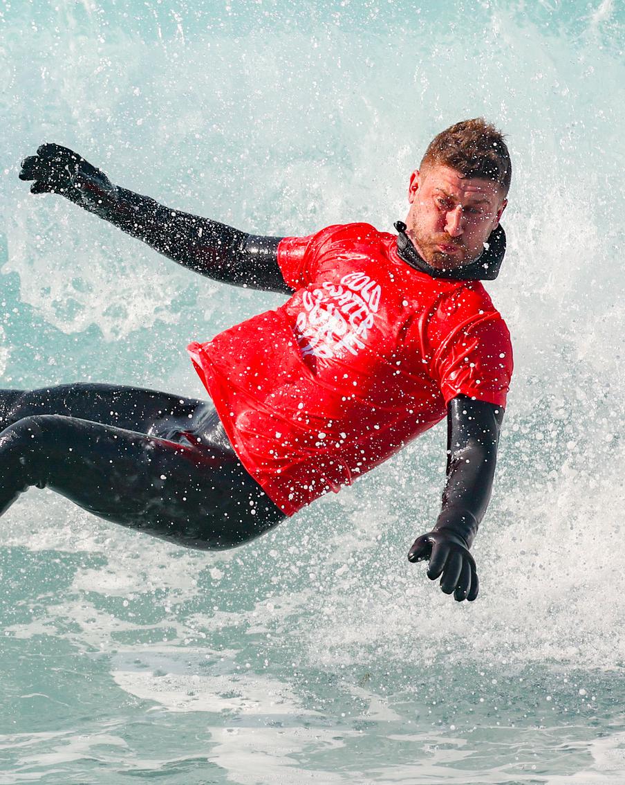 Катались в тёплых костюмах и варежках: во Владивостоке прошли соревнования по сёрфингу