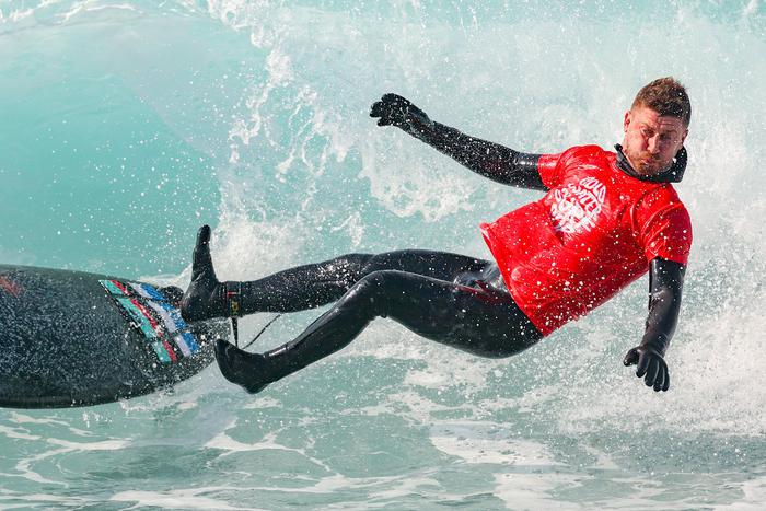 Катались в тёплых костюмах и варежках: во Владивостоке прошли соревнования по сёрфингу